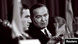 Uzbek President Islam Karimov (right) talks with Armenian President Levon Ter-Petrosian in 1991