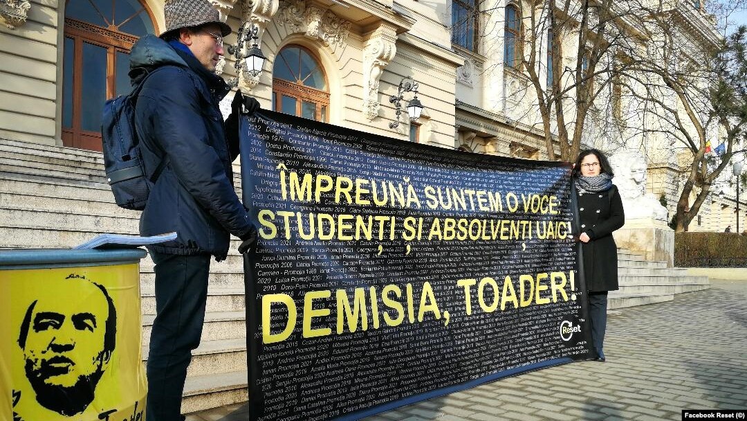 Reset Iași a depus listele de semnături strânse împotriva rectorului Universității "Alexandru Ioan Cuza", Tudorel Toader 