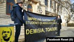 Reset Iași a depus listele de semnături strânse împotriva rectorului Universității "Alexandru Ioan Cuza", Tudorel Toader 