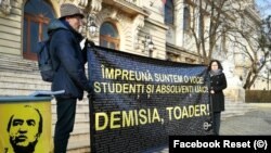 Unul din protestele studenților ieșeni care cer demisia lui Tudorel Toader