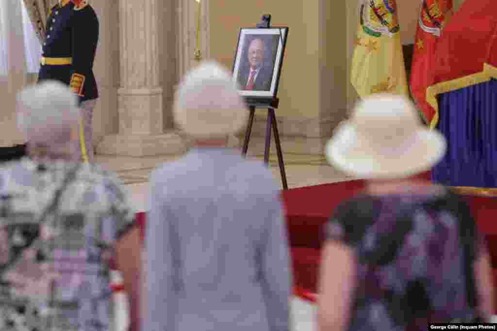 Printre participanții la ceremonii s-au numărat premierul Ilie Bolojan, foștii președinți Emil Constantinescu și Traian Băsescu, miniștri și ambasadori străini. Peste 1.000 de persoane au trecut miercuri pe la catafalcul lui Ion Iliescu.