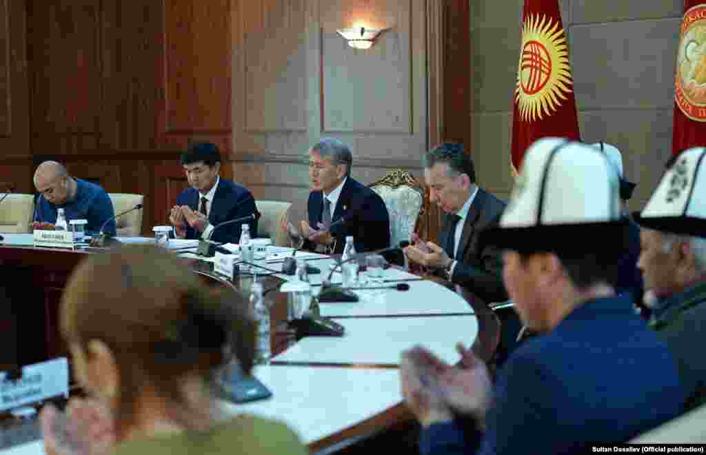 Kyrgyzstan - Bishkek - Atambaev meet with relatives - crash boing 747 - Dacha Su 26.01.2017