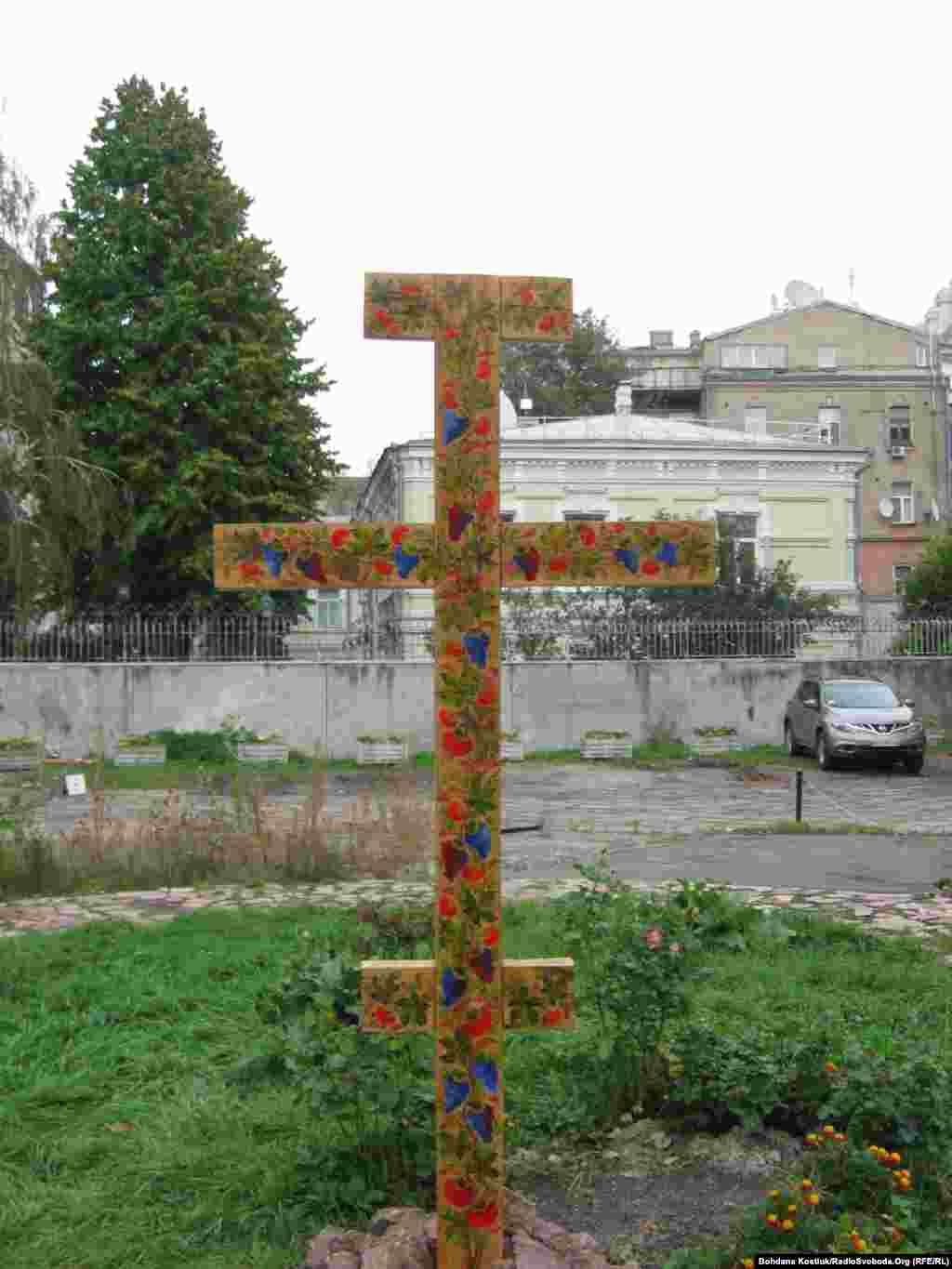 Хрест на фундаменті собору Св. Федора з петриківським розписом (встановлено у 2012 році)