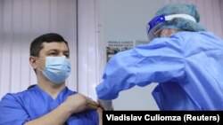 Vaccinare COVID la un spital din Chișinău cu vaccin AstraZeneca donat de România.