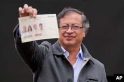 پترو در انتخابات روز یکشنبه برگه رأی خود را به دوربین‌ها نشان می‌دهد