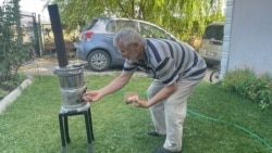 <p>Җәй көнне чәйне самавырдан эчәләр. Әмин Акболыт (Akbulut) самавырга утын тутыра.