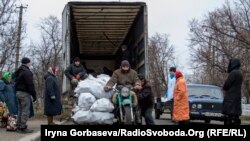 Благотворительная организация привезла топливные брикеты для жителей прифронтового села