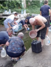 Через тривалу відсутність постачання електроенергії та води жителі Маріуполя вимушені набирати воду з джерела. Рутуб-канал «Мариуполь. Так и живём», 5 серпня 2026 року