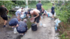 Через тривалу відсутність постачання електроенергії та води жителі Маріуполя вимушені набирати воду з джерела. Рутуб-канал «Мариуполь. Так и живём», 5 серпня 2026 року