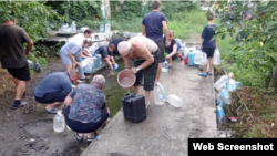 Через тривалу відсутність постачання електроенергії та води жителі Маріуполя вимушені набирати воду з джерела. Рутуб-канал «Мариуполь. Так и живём», 5 серпня 2026 року