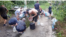 Через тривалу відсутність постачання електроенергії та води жителі Маріуполя вимушені набирати воду з джерела. Рутуб-канал «Мариуполь. Так и живём», 5 серпня 2026 року