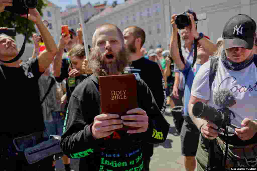 Male grupe desničarskih kontra demonstranata pokušale su omesti paradu, ali ih je policija držala podalje.