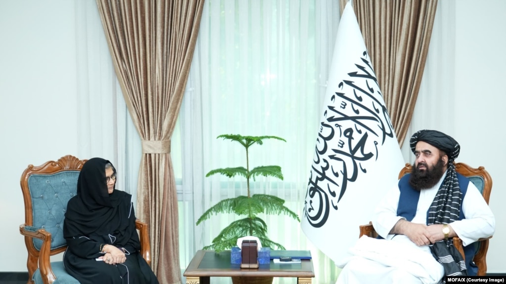اولین دیدار رباب فاطمه رئیس جدید یوناما با امیرخان متقی وزیر خارجه حکومت طالبان 