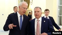 Emisarul rus Kirill Dmitriev (stânga) discută cu emisarul prezidențial american Steve Witkoff în timpul unei runde anterioare de discuții. Dmitriev se întâlnește în acest weekend cu oficiali americani în Florida.