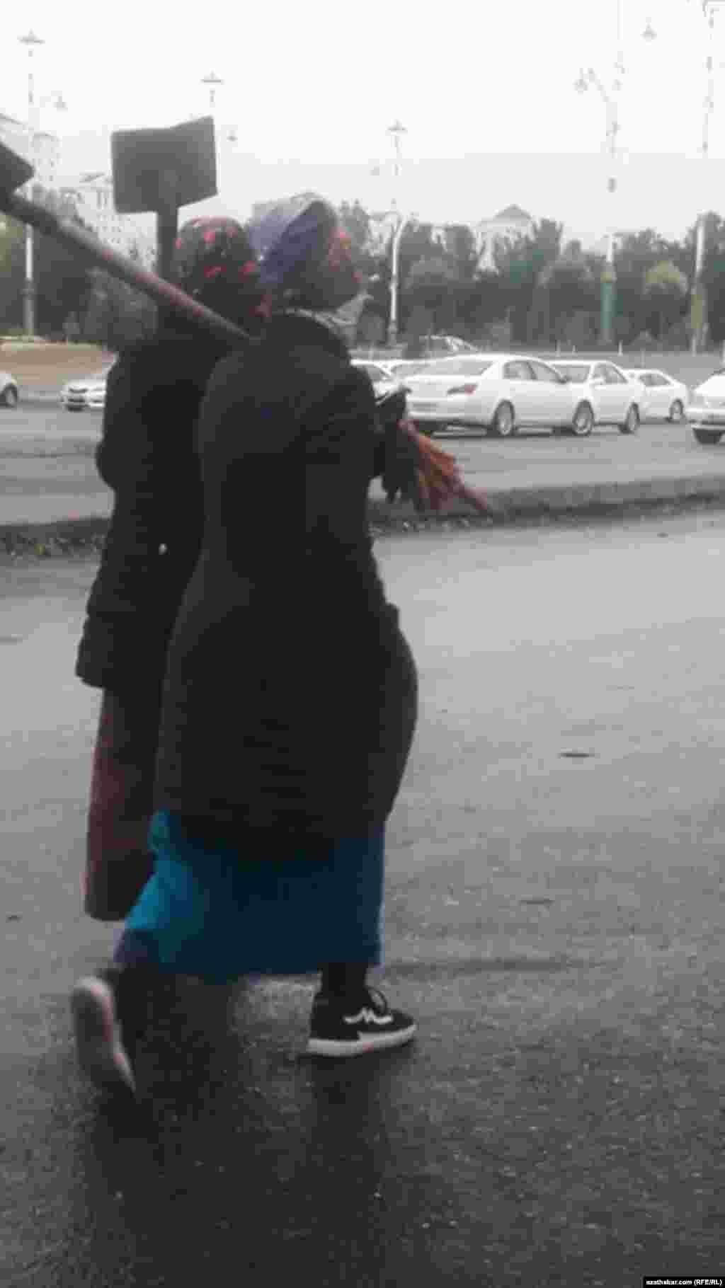 Aşgabat. Egni pilli, ýüzi maskaly zenanlar işe barýar. Noýabr, 2020.&nbsp;