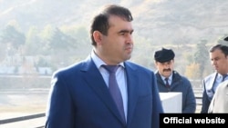Издательский дом в Таджикистане, связанный с Шамсулло Сохибовым, зятем президента Эмомали Рахмона, получил выгодный государственный контракт по итогам сомнительного тендера, проведенного агентством по государственным закупкам.