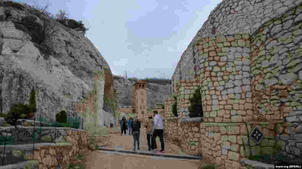 Краї ущелини зміцнили стінкою з вапнякових каменів за сучасними канонами садово-паркового дизайну й одночасно протизсувних заходів