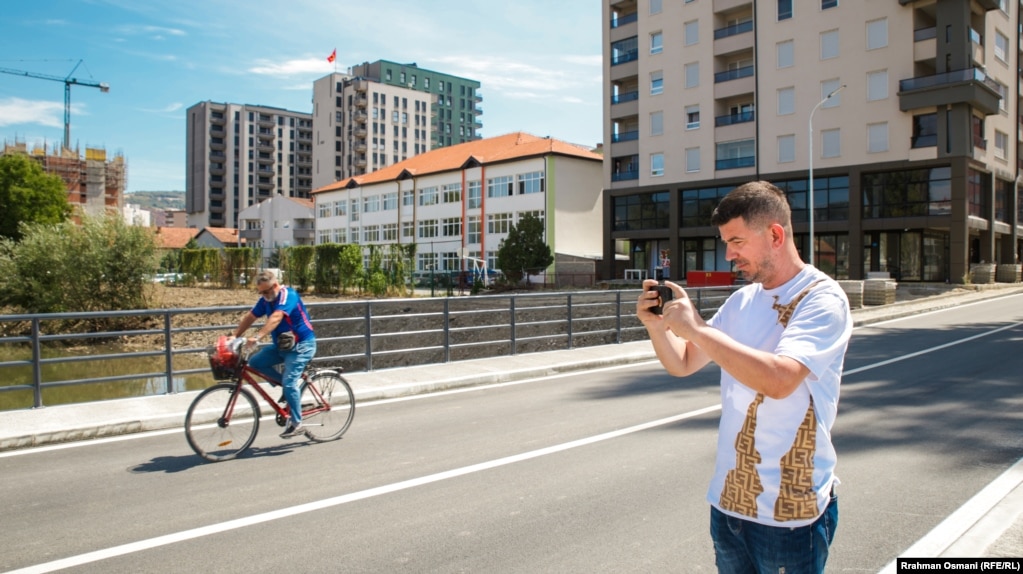 Besfort Azemi, banor i Mitrovicës së Jugut, tha se “ndihet shumë mirë” që ura është hapur, dhe se tani lëvizja mes Mitrovicës së Jugut dhe Mitrovicës së Veriut do të jetë më e lehtë.