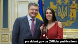 Президент України Петро Порошенко і співачка Джамала