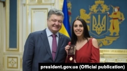 Президент Украины Петр Порошенко и певица Джамала