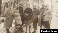 Ofițeri români și francezi prizonieri în Germania (Foto: Expoziția Marele Război, 1914-1918, Muzeul Național de Istorie a României)