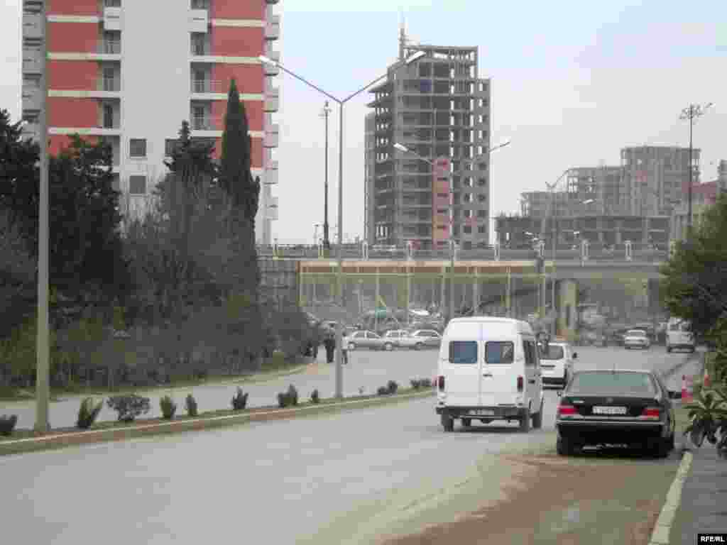Tbilisi prospekti ilə Salamzadə küçəsinin kəsişdiyi yerdə (Nəqliyyat Nazirliyinin yanı) tikilən körpü dekabrın sonunda istifadəyə veriləcək