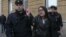 Задержание Елены Григорьевой полицией во время одной из акций протеста. С.-Петербург, 17 апреля 2019 года