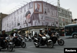 Tehranda mərhum İran Ali lideri Əli Xameneinin təsviri olan billboard.