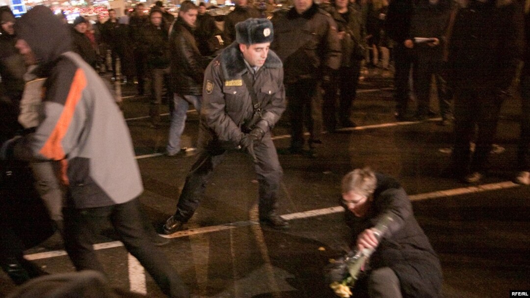 Марина Литвинович (на земле) задержана милицией в ходе акции на Триумфальной площади в Москве 31 октября