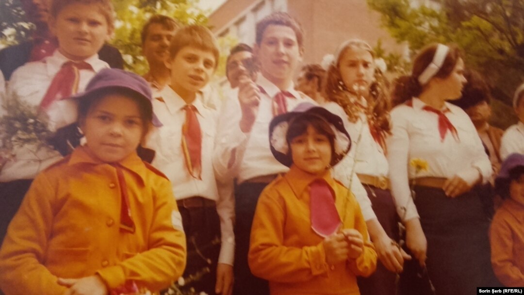 Viitorul patriei. Pionieri și șoimi ai patriei scoși să-l felicite pe Ceaușescu reales la al XIV-lea Congres. 