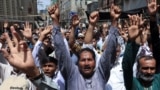 İsrailin İrana zərbə endirməsindən sonra Kəraçidə pakistanlı şiə müsəlmanlar İsrail əleyhinə şüarlar səsləndirirlər.