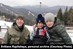 Васіль Рапіцкі зь дзецьмі ў гарах. Фота з прыватнага архіву
