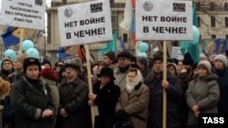 Оьрсийчоь -- СоIди-КIотарна бомбанаш еттачу деношкахь тIом сацабе бохуш митингаш хилара Москох. Чиллан-бутт, 2000 шо