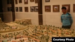 Тимур Бекиров үзе эшләгән макет янында