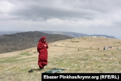 Крымскотатарская молодежь поднимается на гору Чатыр-Дагъ, чтобы почтить память предков погибших во время депортации. 16 мая 2021