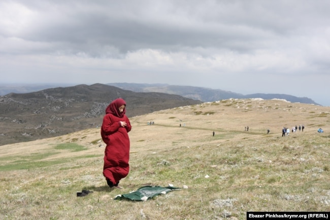 Кримськотатарська молодь піднімається на гору Чатир-Даг, щоб ушанувати пам’ять предків, які загинули під час депортації. 16 травня 2021 року