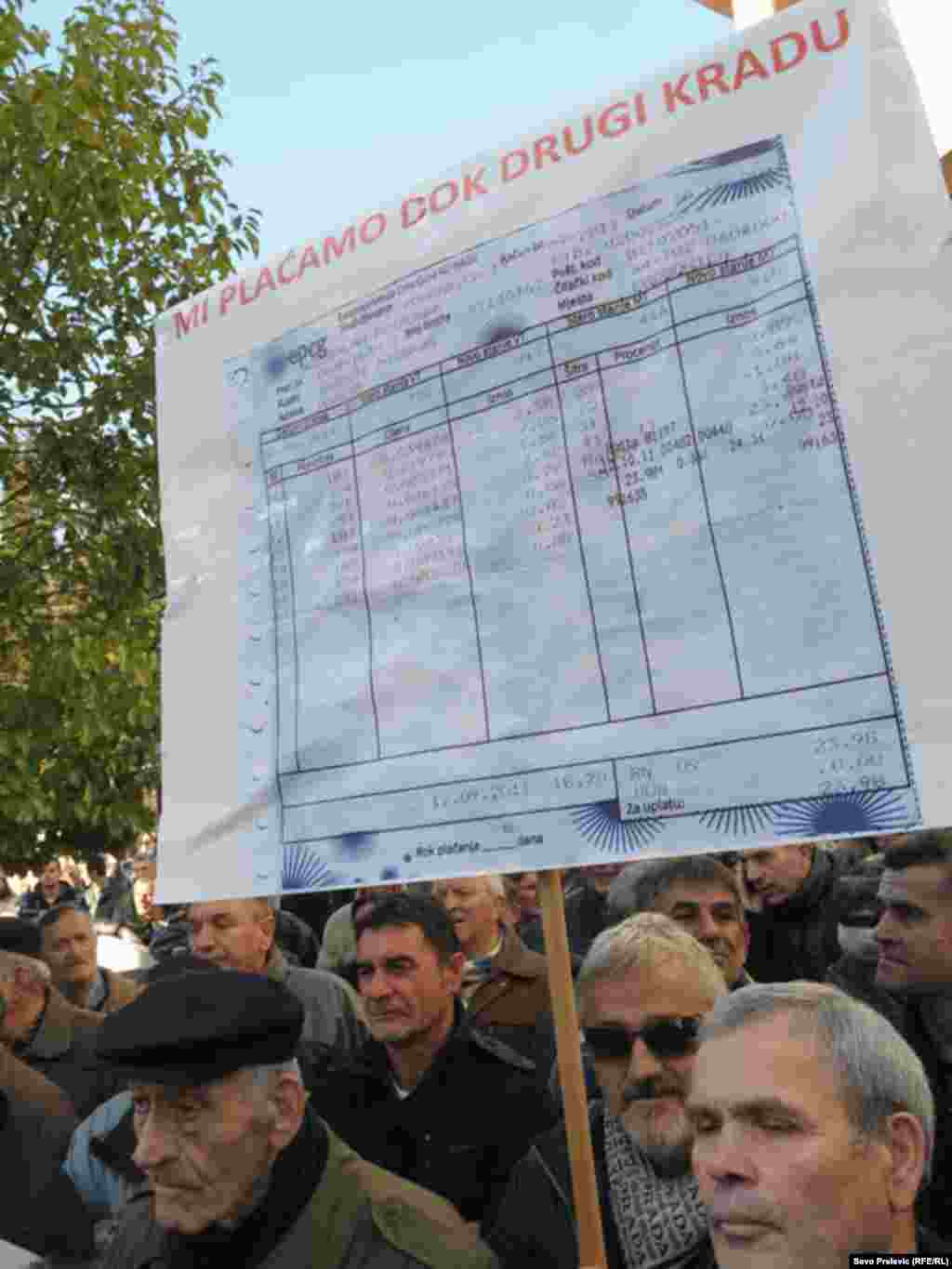 U Podgorici je nekoliko hiljada ljudi 21. januara 2012. protestovalo ispred zgrade crnogorske Vlade, zbog te&scaron;kog socijalno-ekonomskog stanja u Crnoj Gori. Protest je organizovala Unija slobodnih sindikata, uz podr&scaron;ku Mreže za afirmaciju nevl