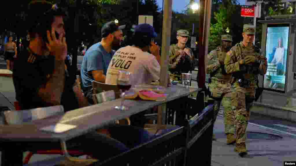 „Donald Trumpnak nincs arra alapja, nincs felhatalmazása, hogy szövetségi csapatokat küldjön Chicago városába” – reagált Hakeem Jeffries, a Demokrata Párt képviselőházi vezetője. Jeffries arra hivatkozott, hogy a bűncselekmények száma, beleértve a gyilkosságokat is, az elmúlt évben csökkent Chicagóban