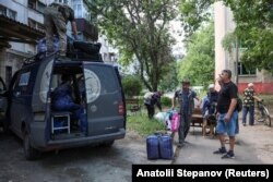 Residents of Druzhkivka prepare for evacuation on June 22.