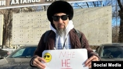 Незрячий активист Мусагали Дауылов проводит пикет в Актобе. 21 января 2025 года. Фото: Oyan, Qazaqstan