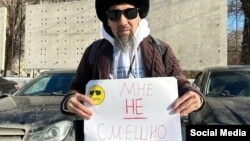 Көру қабілетінен айырылған Мұсағали Дауылов Ақтөбеде пикет өткізіп тұр. 21 қаңтар 2025 жыл. Oyan, Qazaqstan жариялаған сурет.