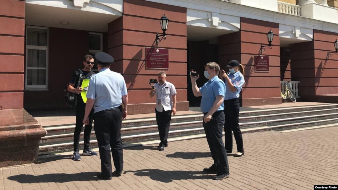 Активист Артамонов в окружении полицейских. Фото Российского социалистического движения (РСД)