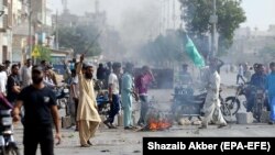 Supporters of Islamic political party Tehrik-e Labaik Pakistan protest after the Supreme Court's decision to acquit Asia Bibi of blasphemy in Karachi on November 2.