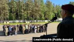 Падчас палявых збораў для менскіх дзесяціклясьнікаў у вайсковай частцы ўнутраных войскаў № 3310, Менскі раён, чэрвень 2026