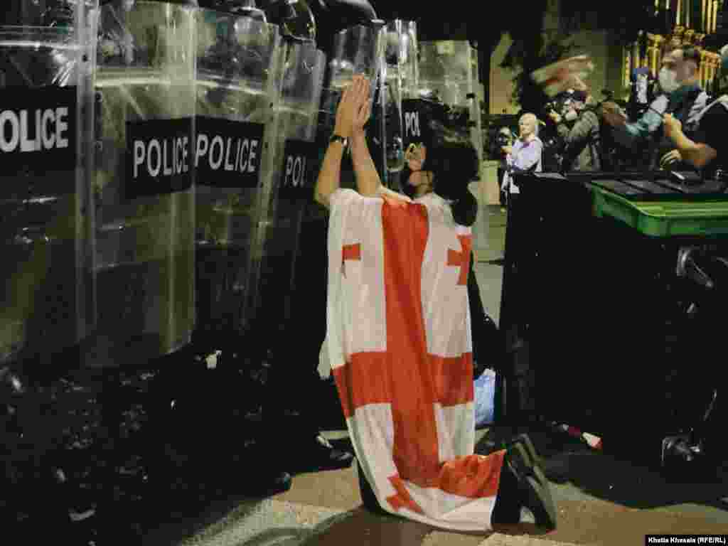 4 октября — участница акции и спецназ у президентского дворца после попытки части оппозиции штурмовать здание в ходе акции «мирного свержения власти». Фото: Хатиа Хасаиа / «Эхо Кавказа», Радио Свобода.