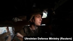 Український військовий на позиції поблизу Новотошківського, Луганська область