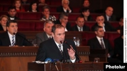 Armenia -- The leader of the Armenian opposition Levon Ter-Petrosian speaks at the Congress of HZhK. 04Dec., 2010