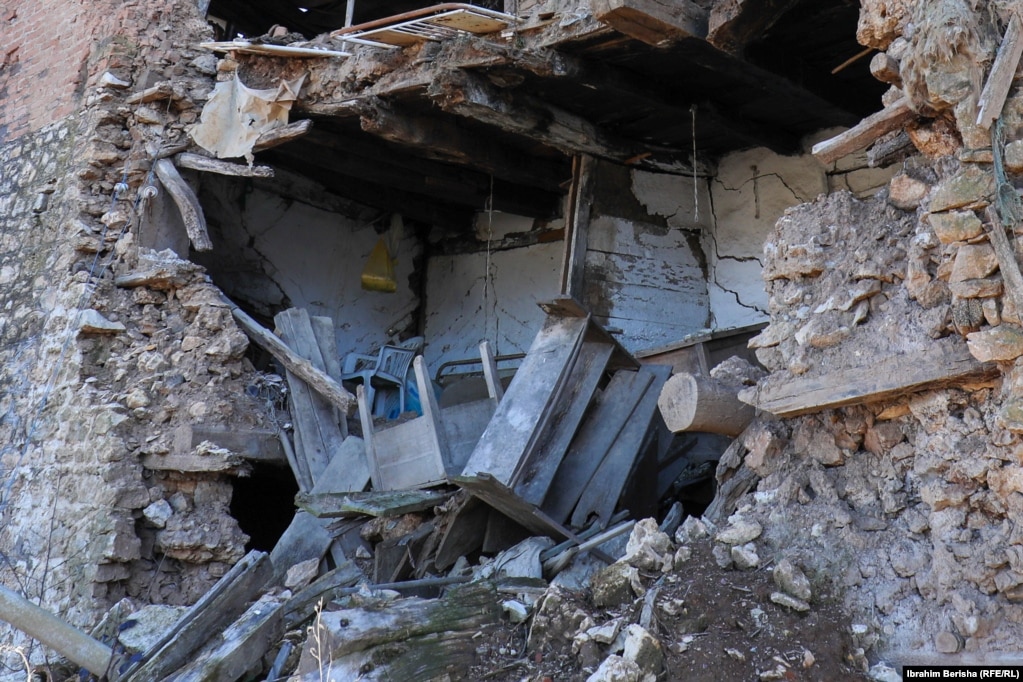 Shkatërrimi i një pjese të kullës së Hamdi Osmanajt, në fshatin Trubuhoc të Istogut.