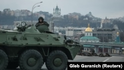 Нацыянальная гвардыя Ўкраіны на пазыцыях у Кіеве, 25 лютага 2022 году