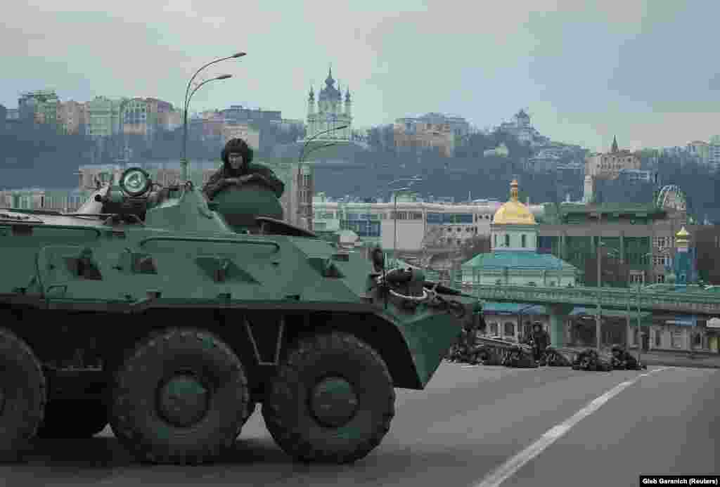UKRAINE -- Servicemen of the Ukrainian National Guard take positions in central Kyiv, Ukraine February 25, 2022.